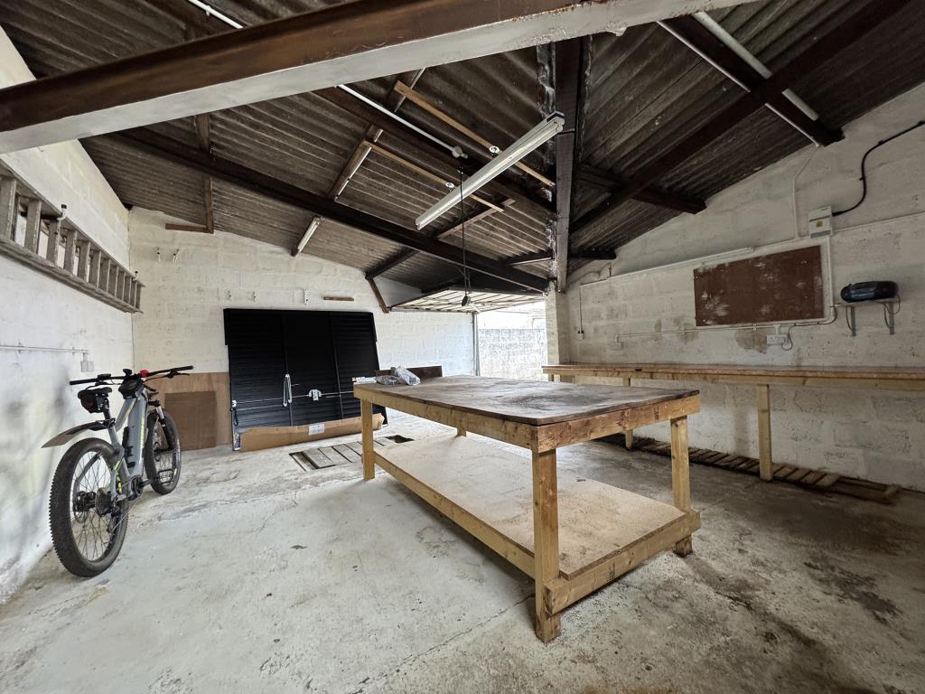 Lot: 16 - BLOCK OF GARAGES INCLUDING LARGE WORKSHOP - Spacious Workshop